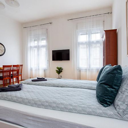 Urania Apartments บูดาเปสต์ ภายนอก รูปภาพ